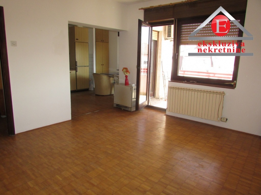 -CENTAR- Trosoban stan površine 68 m2 ID 2819/NL